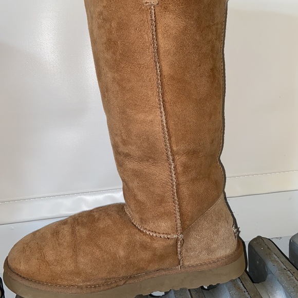 Tall Chestnut Bailey Button Uggs - Picture 4 of 10